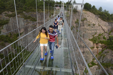 This suspended glass bridge in China is stunning—if you dare to walk on ...