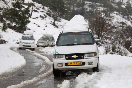 India-J&amp;K-winters-snow