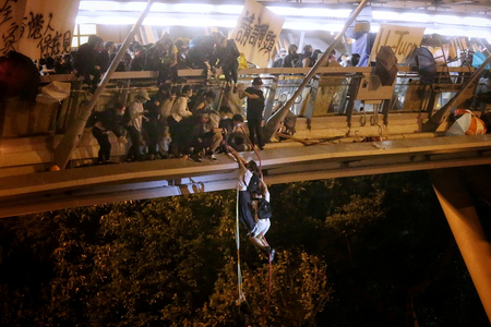 Anti-government protesters trapped inside Hong Kong Polytechnic University abseil onto a highway and escape before being forced to surrender during a police besiege of the campus in Hong Kong, China November 18, 2019. HK01/Handout via REUTERS THIS IMAGE HAS BEEN SUPPLIED BY A THIRD PARTY. HONG KONG OUT. NO COMMERCIAL OR EDITORIAL SALES IN HONG KONG. NO RESALES. NO ARCHIVES TPX IMAGES OF THE DAY - RC2SDD9ROC5A