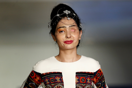 Indian model and acid attack survivor Reshma Quereshi presents a creation from Indian designer Archana Kochhar&#039;s Spring/Summer 2017 collection during New York Fashion Week in the Manhattan borough of New York, U.S., September 8, 2016. REUTERS/Lucas Jackson - RTX2OPTC