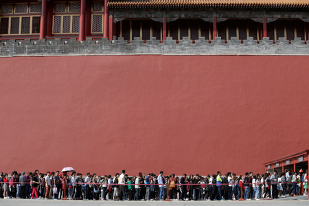 Tourists wait to visit the Forbidden City in central Beijing, China, on China&#039;s 68th National Day October 1, 2017. REUTERS/Jason Lee - RC1BE77DF9A0