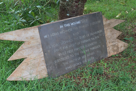 Esta placa na árvore sagrada do mugumo lembra aos visitantes aquela noite histórica de 5 de fevereiro de 1952.