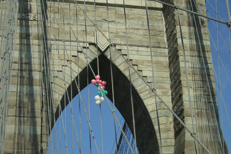 Werme Leinkauf attached balloons to the Brooklyn Bridge in 2007