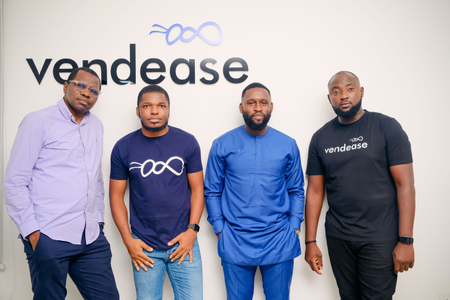 A equipe fundadora da Vendease posa para uma foto com o logotipo da empresa ao fundo