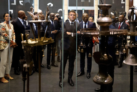 Presidente francês Emmanuel Macron na exposição de 26 artefatos devolvidos em Benin
