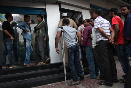 India-Hyderabad-ATM-queues