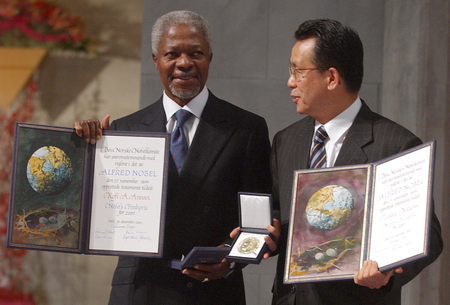 United Nations Secretary General Kofi Annan (L) and Korean Foreign Minister and President of the General Assembly Han Seung Soo show their medals and certificate during the 2001 Nobel Peace Prize in Oslo December 10, 2001. Annan received the centenary Nobel Peace Prize alongside the United Nations.