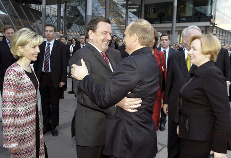 Putin Schroeder hug