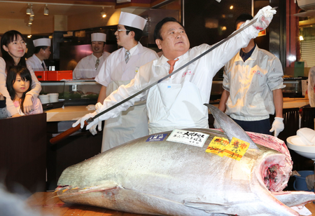 Kiyoshi Kimura with tuna, 2015
