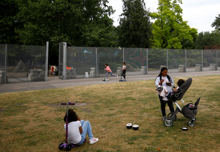 Visitors to the park use a special gate to pass through fences, that have been erected before the U.S. presidential visit at the end of the week, around the U.S. ambassador&#039;s residence in Regent&#039;s Park in London, Britain, July 10, 2018. REUTERS/Henry Nicholls - RC17948966D0