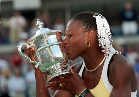 A tenista americana Serena Williams beija seu troféu depois de vencer o US Open em 1999.