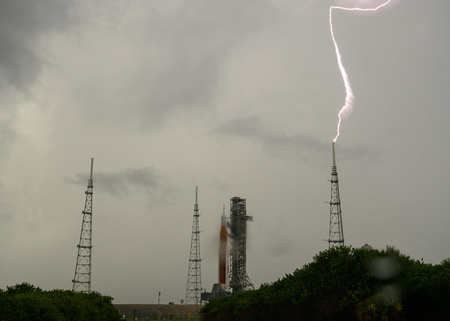 Um raio atinge uma torre perto da plataforma de lançamento Artemis 1 em Cabo Canaveral.