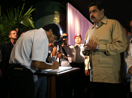 President Nicolas Maduro (R) and Bolivia&#039;s President Evo Morales (L) sign a book of condolences as they pay tribute to Cuba&#039;s late President Fidel Castro at the Jose Marti Memorial in Revolution Square in Havana, Cuba