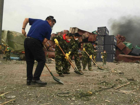 Chen Guangbiao helps in Tianjin rescue