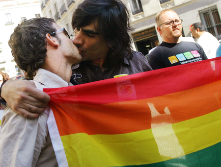 Gay rights activists kiss outside Spain&#039;s parliament in Madrid June 30, 2005. Spain legalised same-sex marriages on Thursday, becoming only the fourth country to do so after Belgium, Canada and the Netherlands and overriding fierce opposition from the Catholic Church. REUTERS/Susana Vera SV/CCK - RTRFYO0