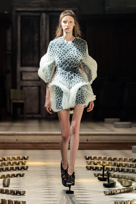 A model presents a creation from the Fall/Winter 2016/2017 Haute Couture collection by Dutch designer Iris Van Herpen during the Paris Fashion Week, in Paris, France, 04 July 2016. The presentation of the Haute Couture collections runs from 03 to 07 July. EPA/ETIENNE LAURENT