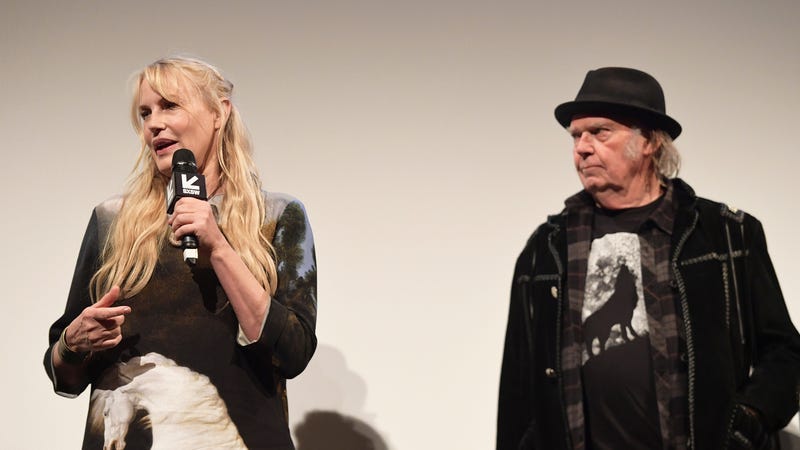 Illustration for article titled Neil Young confirms that he secretly married Daryl Hannah in unrelated gun control statement