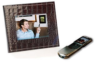Illustration for article titled Parrot DF7700 MMS Digital Photo Frame Shows Pics from Cellphones