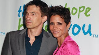 Illustration for article titled Halle Berry Rocks The Red Carpet
