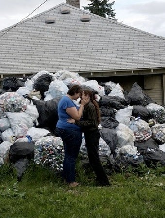 Illustration for article titled Couple Raises Money For Wedding By Recycling Cans