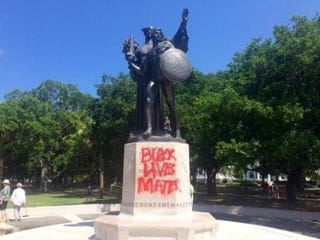 A Confederate statue in White Point Garden in Charleston, S.C. Twitter/Philip Weiss