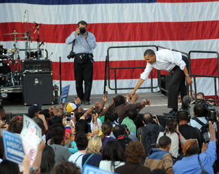 Illustration for article titled Obama Reaches Out to African-American Voters