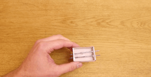 Cómo construir un micrófono utilizando una caja de cerillas y un lápiz