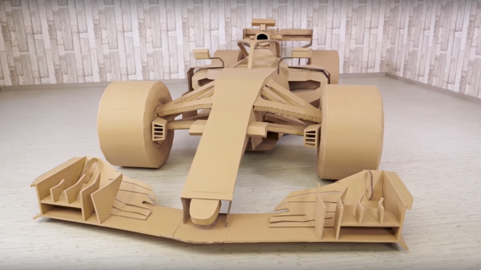 Ver construir un coche de Fórmula 1 hecho de cartón es más ...