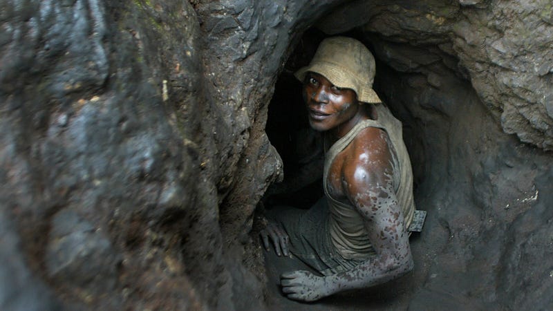 A man working in a Shinkolobwe cobalt mine in 2004. (Image: AP Photo/Schalk van Zuydam)