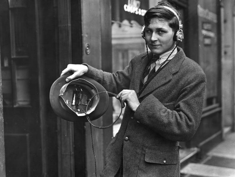 Illustration for article titled Wearable Tech In 1922 Was a Radio Inside Your Top Hat