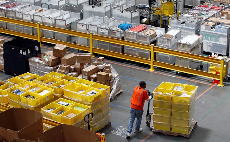 Illustration for article titled Los empleados de almacén en Amazon Reino Unido tienen tanto miedo de ir al baño que orinan en botellas