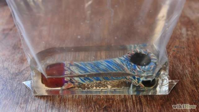 how to properly clean out a glass pipe