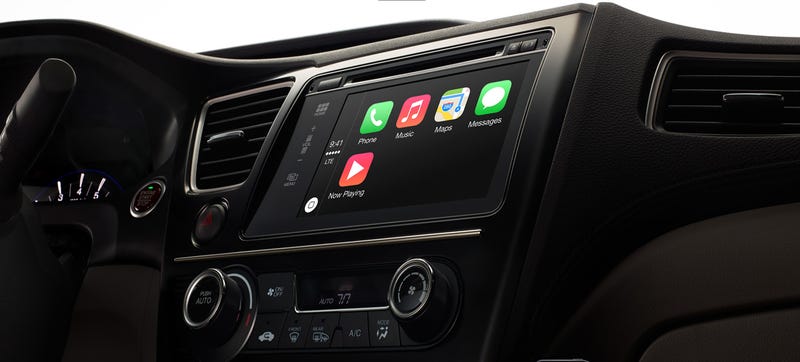 Illustration for article titled How Safe Can Apple CarPlay Be If It Takes Your Eyes Off The Road?