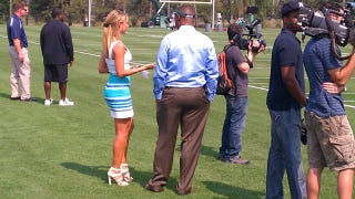 Illustration for article titled Ines Sainz Showed Up To Jets Practice Today In Four-Inch Heels And An Azure Cocktail Dress