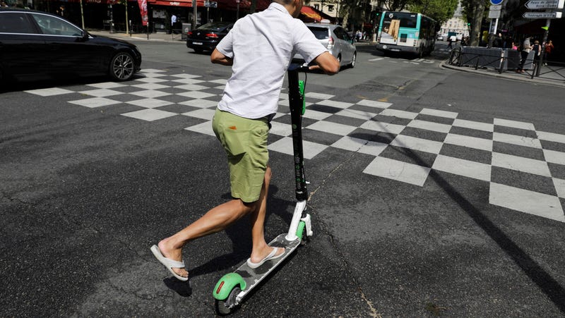 Illustration for an article entitled Being drunk and without a helmet is a recipe for an electric scooter disaster