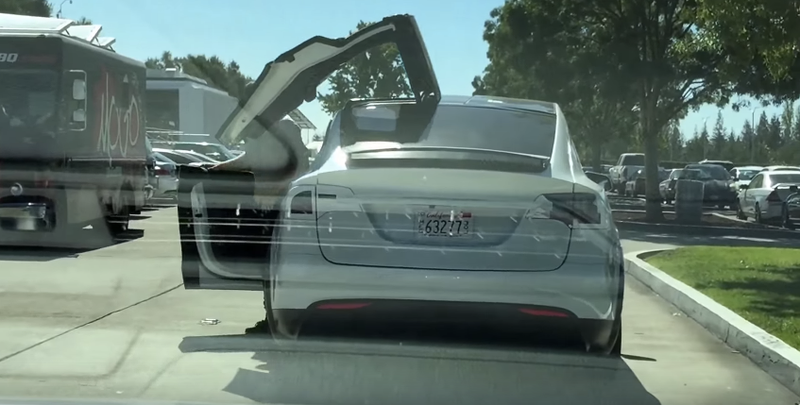 Illustration for article titled Watch The New Tesla Model X Doors In Action Outside Of The Showroom