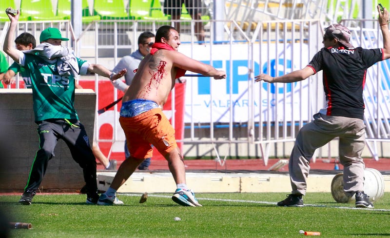 Illustration for article titled Match Canceled In Chile After Fans Storm Field And Go Apeshit