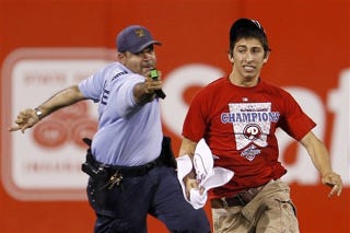 Illustration for article titled 17-Year-Old Kid Tazed After Running Onto the Field at a Phillies Game