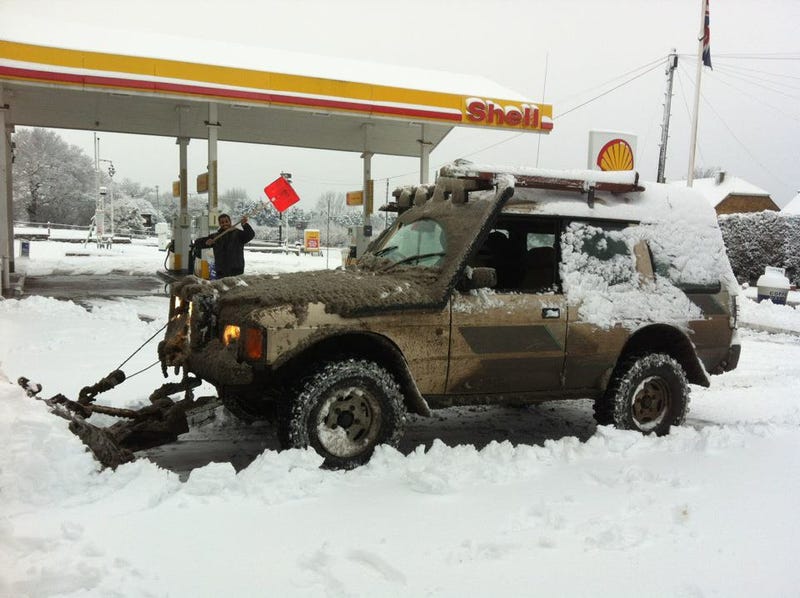 Illustration for article titled Today I saw a Land Rover Discovery with a snow plow on it