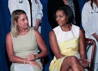 Illustration for article titled Michelle Obama Exchanges A Knowing Glance