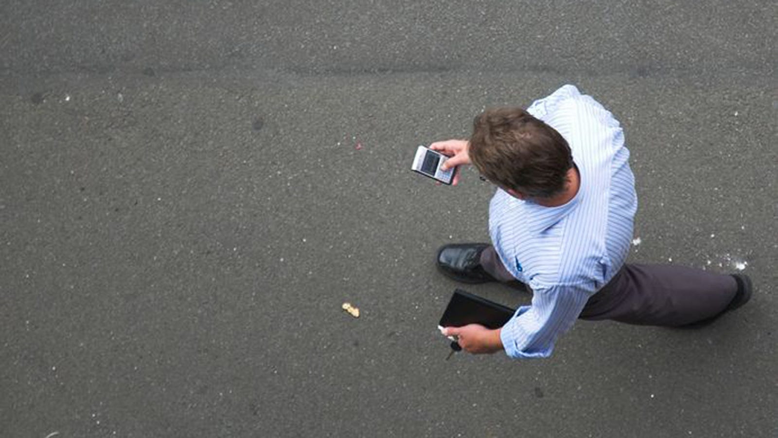Banning Texting While Walking Might Be a Bit Much