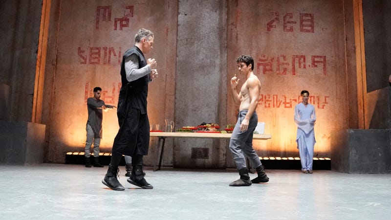 An exciting round of Anonymous MMA Wannabe versus ol’ Shirtless Whatsisname. (Photo: Jennifer Clasen/ABC)