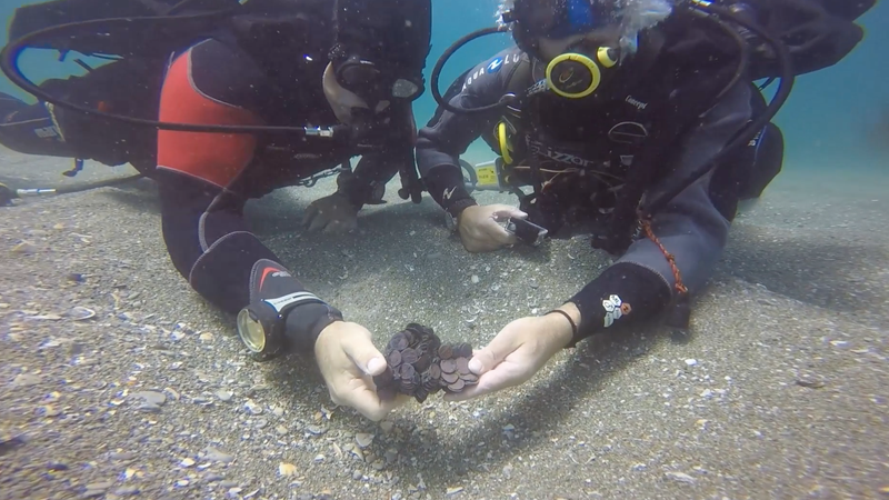 Artifacts uncovered in the wreckage (Image: Assaf Peretz/The Marine Archaeology Unit of the Israel Antiquities Authority)