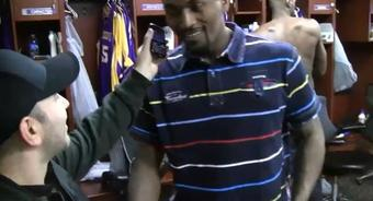Illustration for article titled Reporter Gets Ron Artest Involved In A Cell Phone Marriage Proposal