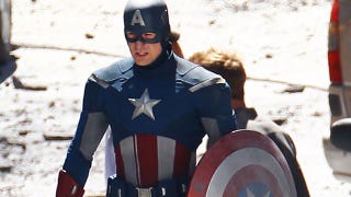 Illustration for article titled Watch Captain America fight a mysterious enemy on the set of The Avengers