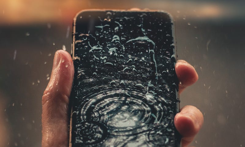 Illustration for article titled Cómo sacar el agua de los altavoces de un teléfono mojado, usando una app