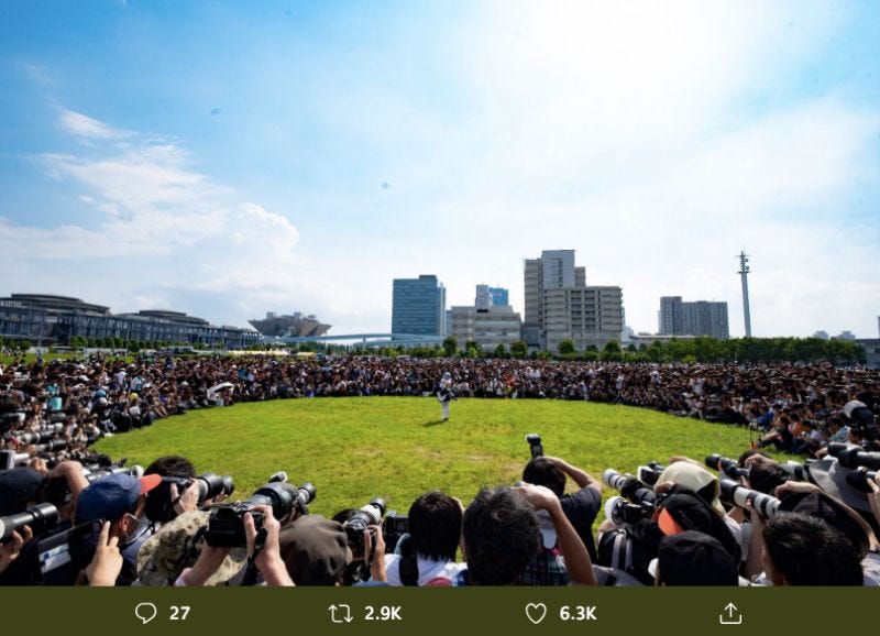 Illustration for article titled Japan's Most Famous Cosplayer Draws Huge Crowds