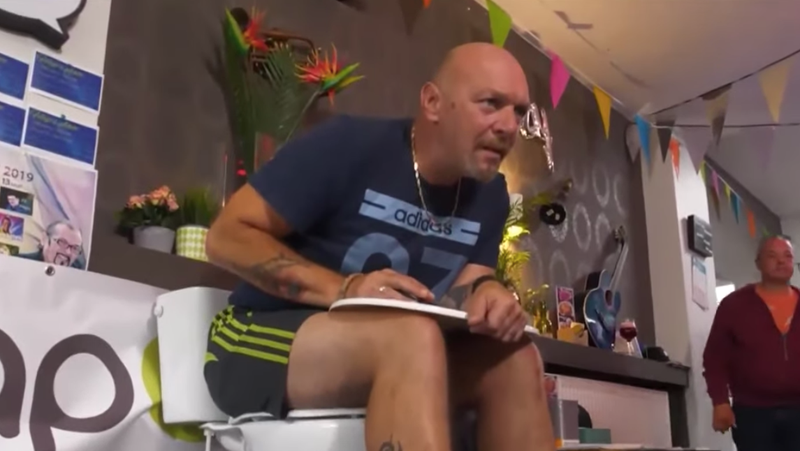 Illustration for article titled Bless this man who tried and failed to sit on a toilet for 165 hours straight