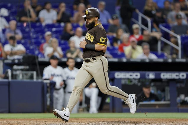 Padres rally past Marlins with five in ninth