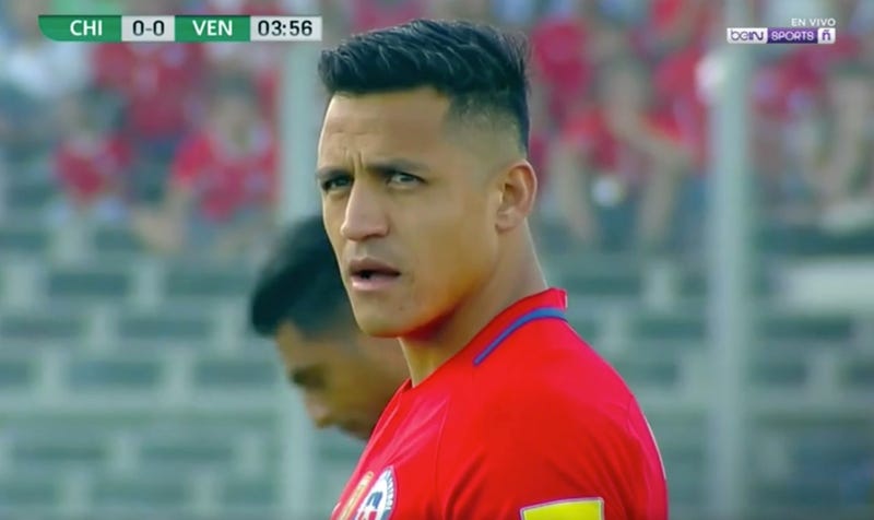Illustration for article titled Alexis Sánchez Steps Up And Bashes In A Perfect Free Kick